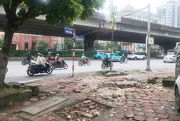 Cần khắc phục tình trạng vỉa hè sụt lún, xuống cấp