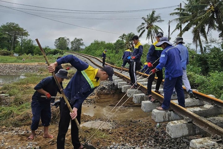 Dự kiến ngày 26 hoặc 27-11 mới có thể thông tuyến đường sắt Bắc – Nam