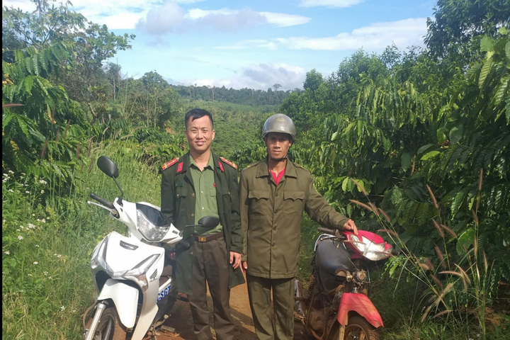 Lâm Đồng Công an Tuy Đức bám rẫy bảo vệ mùa màng cho nông dân