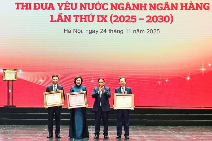 Nguyên Phó Thống đốc Thường trực Đào Minh Tú đón nhận Huân chương Độc lập hạng Nhì