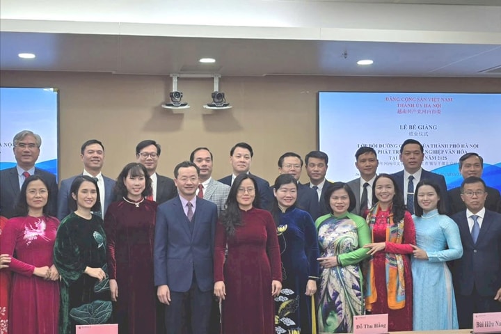 Bế giảng lớp bồi dưỡng về phát triển công nghiệp văn hóa cho cán bộ thành phố Hà Nội