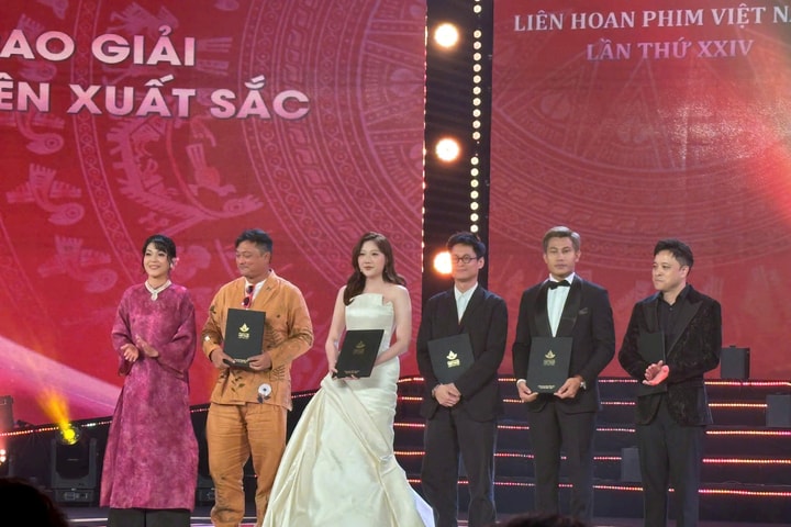 Phim Mưa đỏ được trao giải Bông sen vàng
