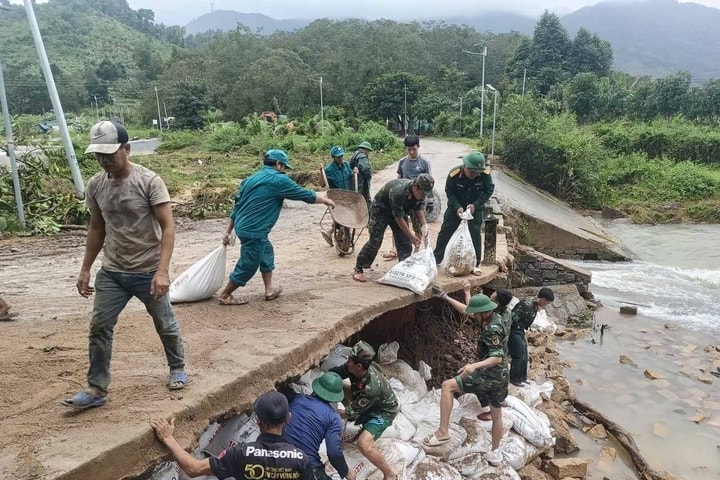 Người lính trong bão lũ