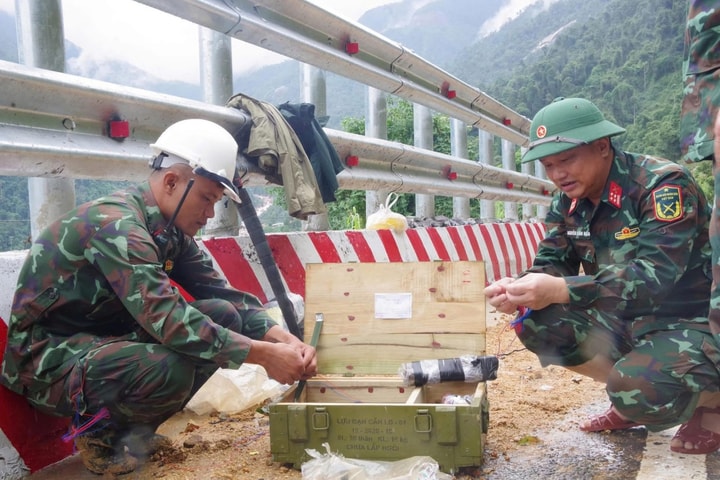 Phá nổ thành công tảng đá lớn chắn đèo Khánh Lê