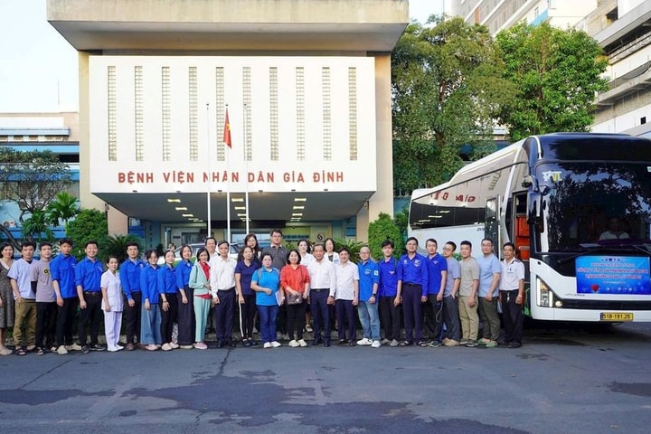 Gần 100 y bác sĩ TP Hồ Chí Minh lên đường hỗ trợ người dân vùng lũ Đắk Lắk