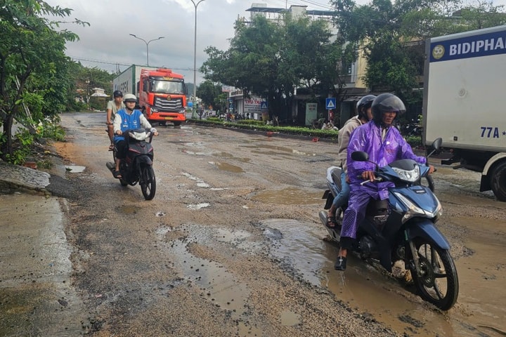 Cần sớm khắc phục tình trạng Quốc lộ 1 bị hư hỏng nghiêm trọng