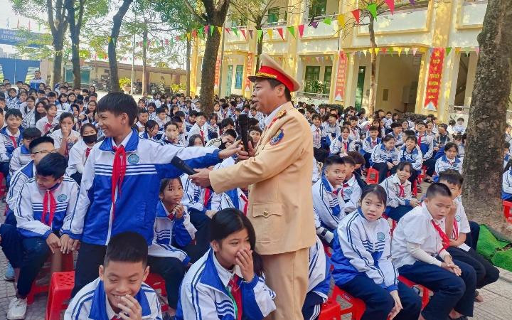 Chương Mỹ tuyên truyền pháp luật về toàn giao thông và phòng chống ma tuý, bạo lực học đường 