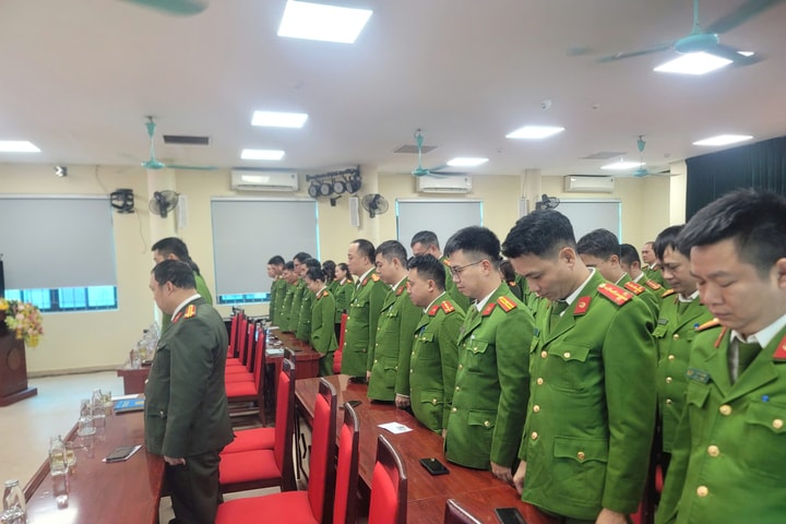 Công an phường Ba Đình ủng hộ đồng bào bị ảnh hưởng do bão lũ