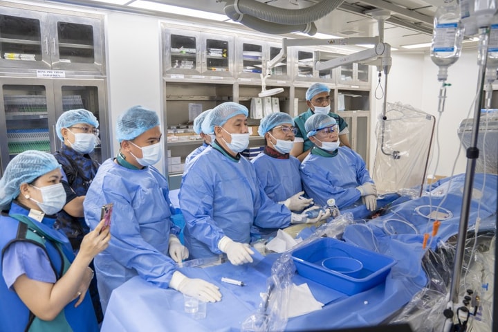 Bệnh viện Đa khoa Kiên Giang triển khai thành công bóng phá vôi cơ học LithiX HC trên bệnh nhân 95 tuổi