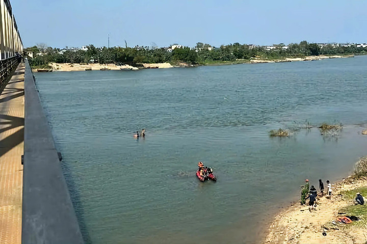 Người đàn ông ôm 2 cháu nhỏ nhảy cầu Trường Xuân