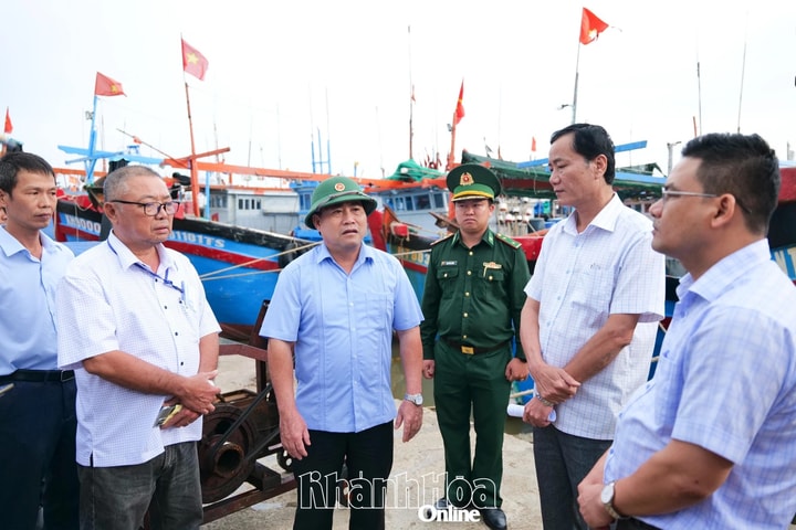 Miền Trung dồn lực khắc phục hậu quả lũ lụt, ứng phó bão số 15