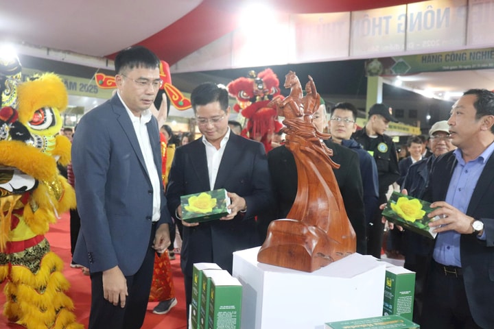 Hà Nội: Khai mạc hội chợ hàng công nghiệp nông thôn 2025