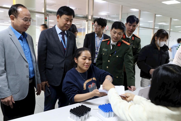 Khám bệnh miễn phí cho 15.000 công nhân ở 7 tỉnh, thành phố