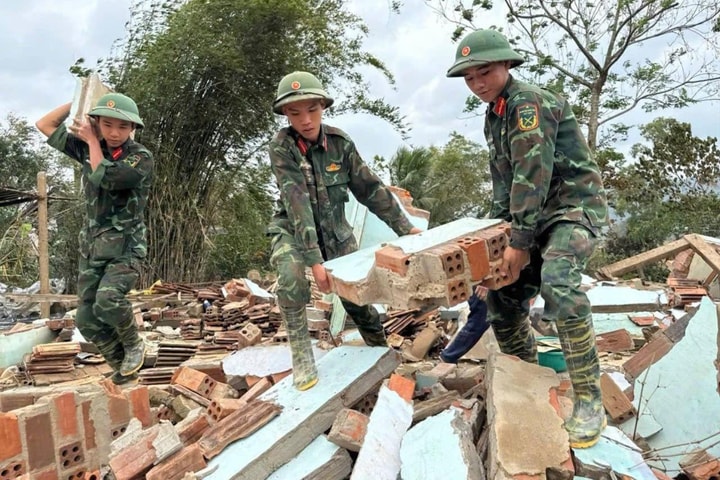 Bộ đội Quân khu 5 "thần tốc" giúp dân dựng lại nhà sau mưa lũ