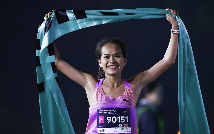 Cựu tuyển thủ Phạm Thị Hồng Lệ vô địch Giải VnExpress Marathon Hanoi Midnight 2025
