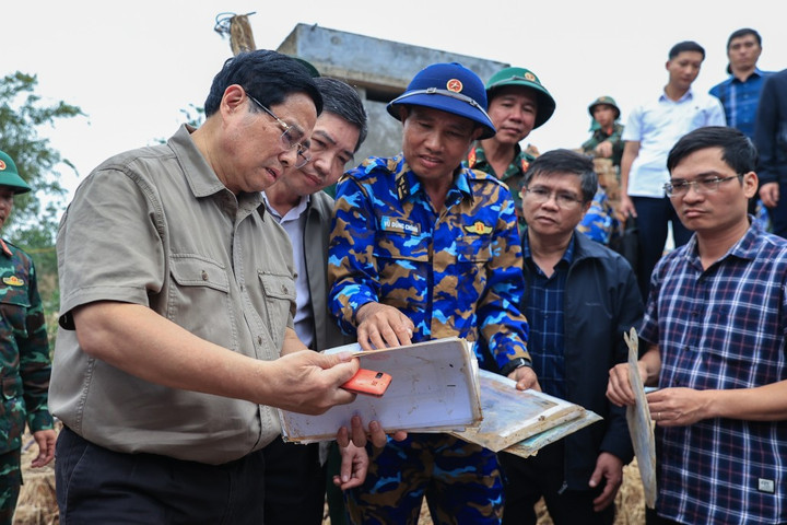 Thủ tướng Chính phủ Phạm Minh Chính Ưu tiên khôi phục nhà ở cho bà con vùng lũ