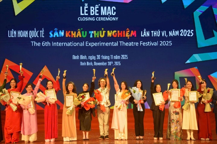 “Người đi dép cao su” và “Đêm nay là đêm nào” giành giải Xuất sắc Liên hoan quốc tế Sân khấu thử nghiệm 2025