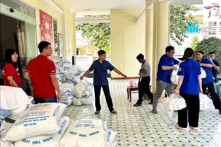Prudential hỗ trợ những gia đình khó khăn, chịu ảnh hưởng bởi bão lũ tại các tỉnh, thành miền Trung và miền Bắc