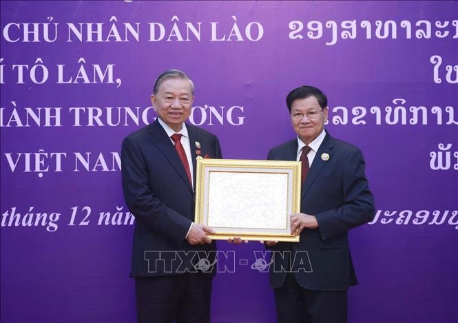 Tổng Bí thư Tô Lâm nhận Huân chương Vàng Quốc gia của Nhà nước Lào