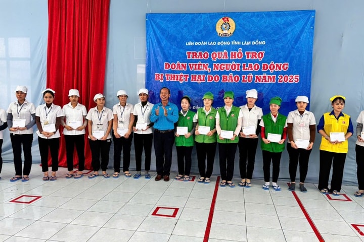 LĐLĐ tỉnh Lâm Đồng: Trao 315 suất quà hỗ trợ công nhân lao động bị ảnh hưởng bão