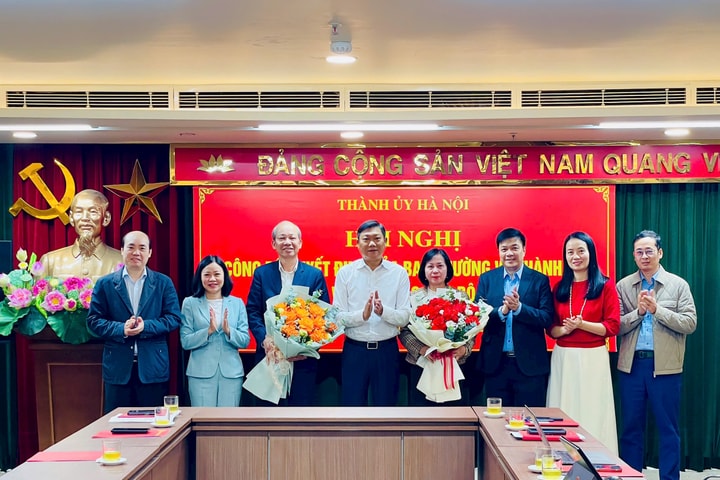 Trao quyết định nghỉ hưu trước tuổi cho hai cán bộ Ủy ban Kiểm tra Thành ủy Hà Nội