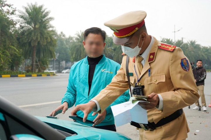 Quyết liệt xử lý ô tô dừng đỗ trái phép, tài xế đủ "chiêu trò" đối phó
