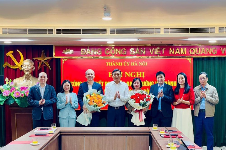Ủy ban Kiểm tra Thành ủy Hà Nội trao quyết định nghỉ hưu trước tuổi cho hai cán bộ