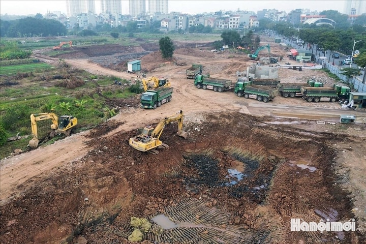 Đại công trường thi công hồ điều hòa gần 1.000 tỷ đồng tại phường Long Biên