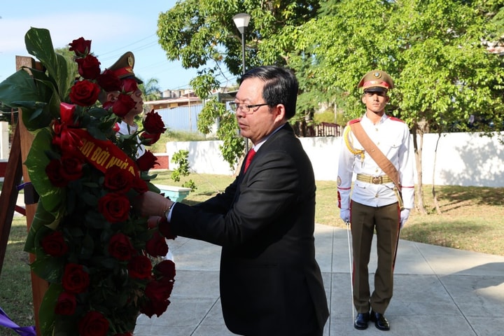 Phó Thủ tướng Hồ Quốc Dũng dâng hoa tưởng niệm Chủ tịch Hồ Chí Minh tại Thủ đô La Habana