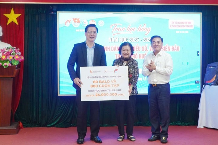 TP Huế trao 80 suất học bổng Vừ A Dính