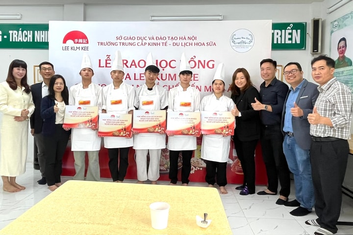 Học sinh Trường Trung cấp Kinh tế - Du lịch Hoa Sữa được nhận học bổng