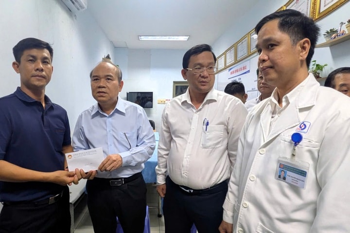 Lãnh đạo TP Hồ Chí Minh thăm hỏi nạn nhân vụ cháy quán ăn đường Trần Hưng Đạo