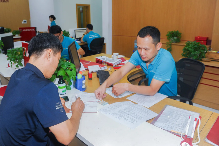 Băn khoăn ngân hàng thu phí quản lý tài khoản