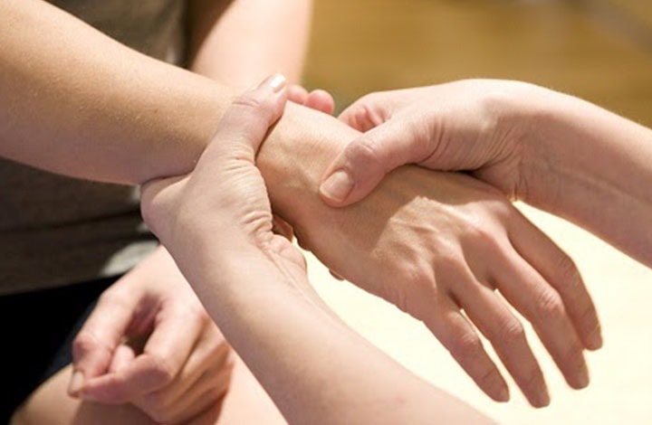 Tê bì, đau tay: Dấu hiệu cảnh báo hội chứng ống cổ tay