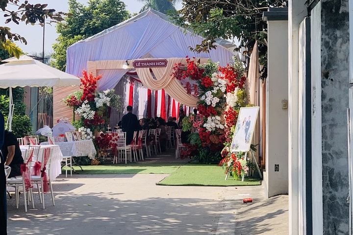 Dựng rạp đám cưới ở lòng đường: Tiềm ẩn nguy cơ mất an toàn giao thông