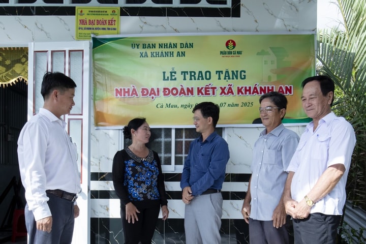 Phân bón Cà Mau chia sẻ với đồng bào vùng bão lũ