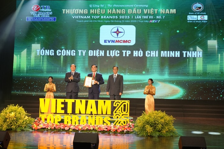 EVNHCMC được vinh danh Top 10 “Thương hiệu hàng đầu Việt Nam 2025”