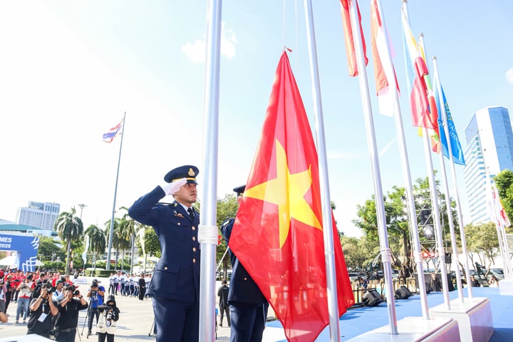 Xúc động hình ảnh Quốc kỳ Việt Nam tung bay tại Lễ thượng cờ SEA Games 33