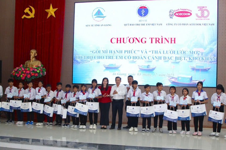 Thêm gần 1.400 em nhỏ được hỗ trợ từ Dự án “Gói mì hạnh phúc”, Dự án “Thả lưới ước mơ”