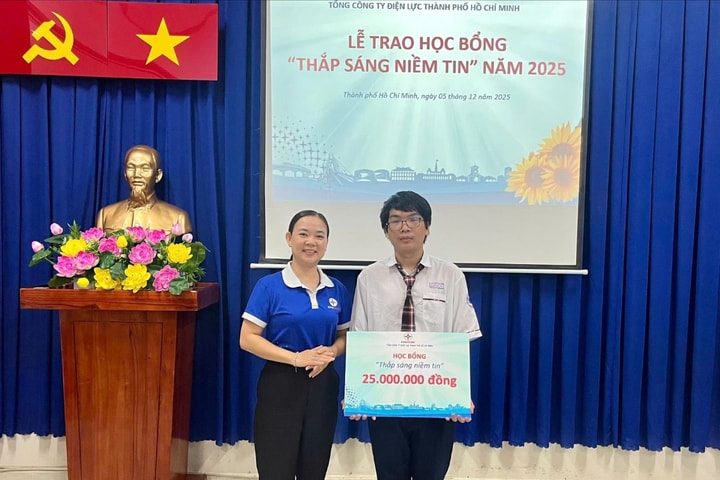 EVNHCMC “Thắp sáng niềm tin” đến trường cho học sinh hiếu học Nguyễn Đỗ Kim Long