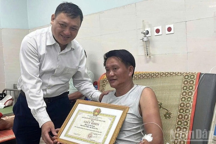 Chủ tịch nước tặng Huân chương Dũng cảm cho hai ngư dân Lý Sơn