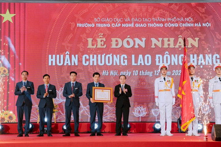 Trường Trung cấp nghề Giao thông công chính Hà Nội đón Huân chương Lao động hạng Ba
