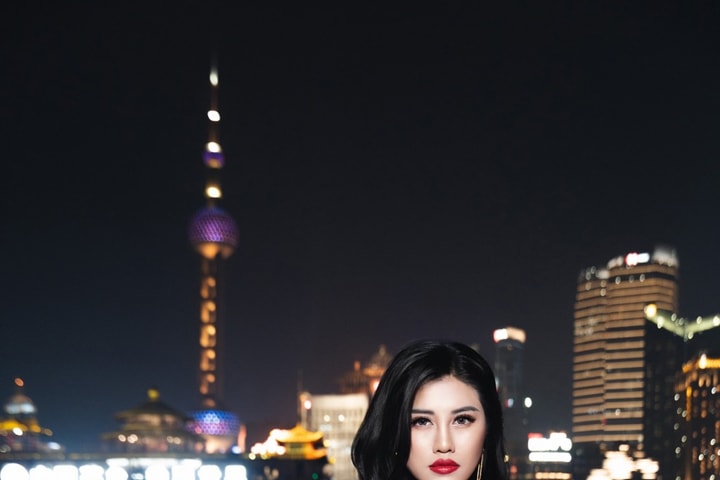 Hoa hậu Emily Hồng Nhung khoe sắc đỏ đón Giáng sinh sớm