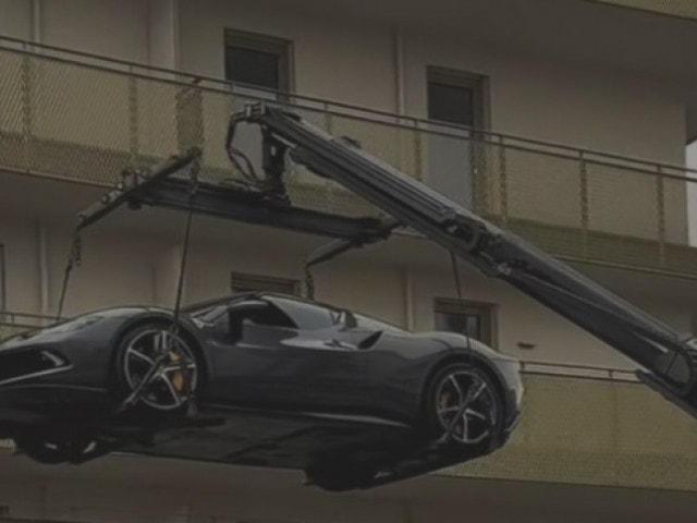 Chủ xe bị cảnh sát ghé thăm khi đưa Ferrari 296 lên ban công