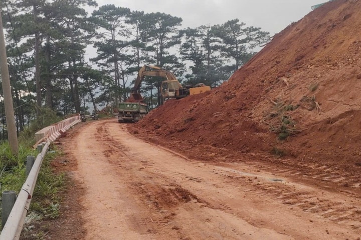 Lâm Đồng tạm thông xe đèo D’ran sau sạt lở nghiêm trọng