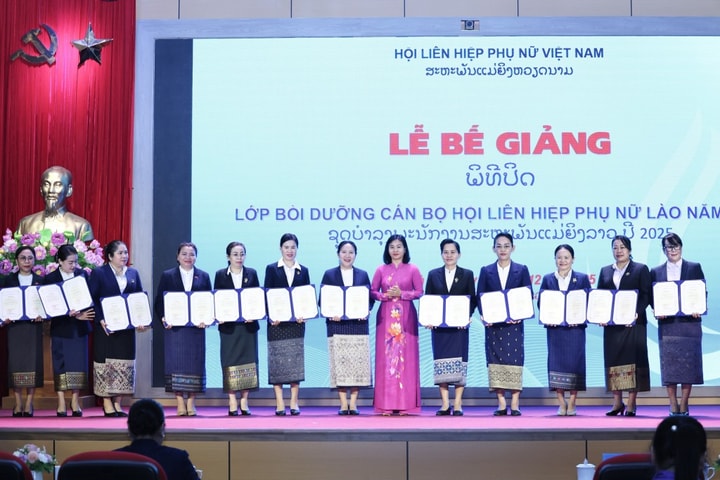 Bế giảng lớp bồi dưỡng cán bộ Hội Liên hiệp phụ nữ Lào năm 2025