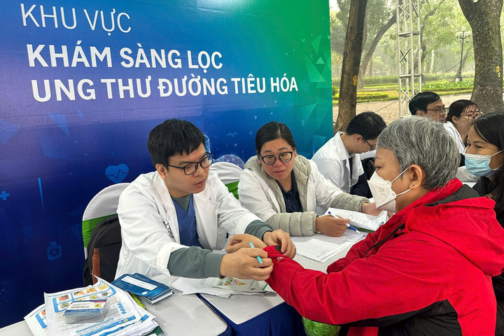 Hơn 3.000 người dân Hà Nội được khám sức khỏe miễn phí