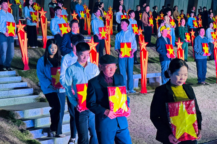 Hà Nội: Trao gần 300 di ảnh tới thân nhân gia đình liệt sĩ