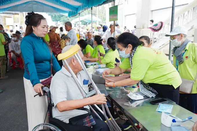 Khám bệnh, tặng quà cho hơn 1.100 người dân khó khăn nhân kỷ niệm Ngày Truyền thống Địa đạo Củ Chi
