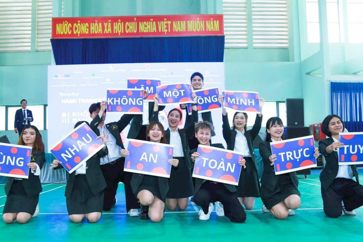Lâm Đồng: Bảo vệ học sinh trước cạm bẫy "bắt cóc trực tuyến"
